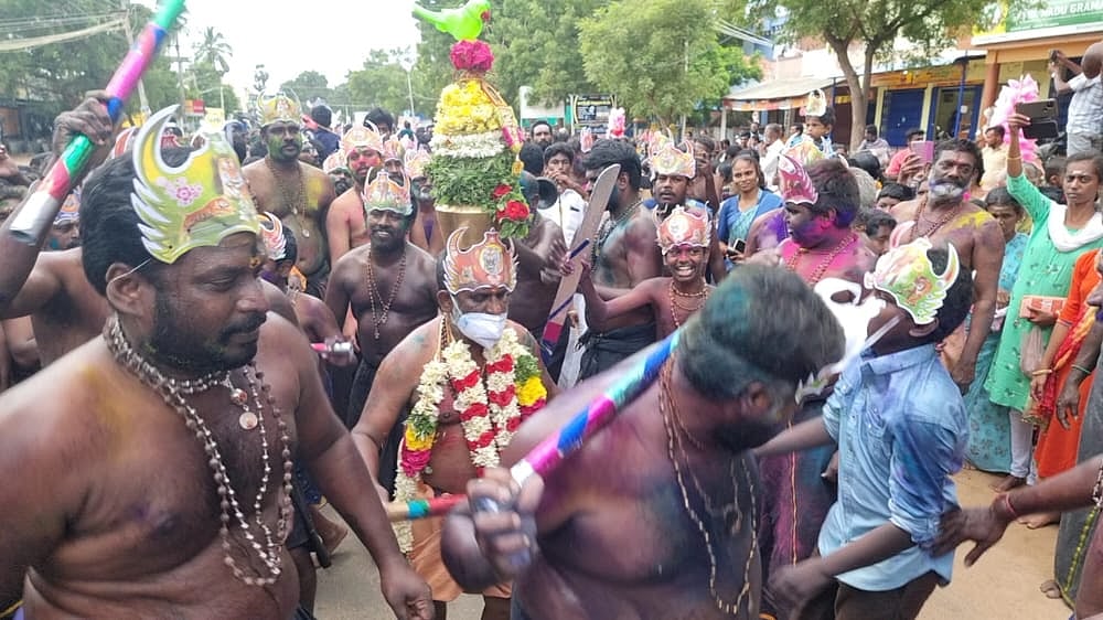 ராமநாதபுரம்: வல்லபை ஐயப்பன் கோயிலில் பேட்டை துள்ளல்; ஆராட்டு விழா! ஆயிரக்கணக்கான பக்தர்கள் தரிசனம்