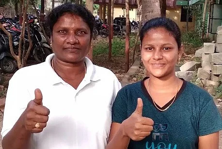 மகள் திரிலோகினியுடன் தாய் டேரெல்லி