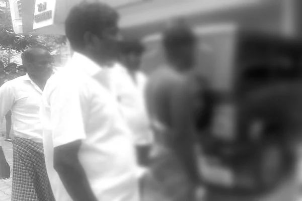 மருத்துவமனைக்கு அழைத்துச் செல்லப்பட்ட மாணவர்