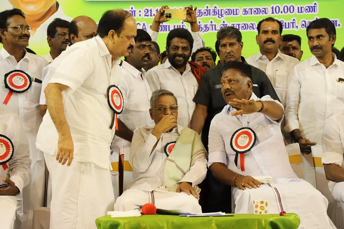 ஓ.பி.எஸ் அணி மாவட்டச் செயலாளர் கூட்டம்
