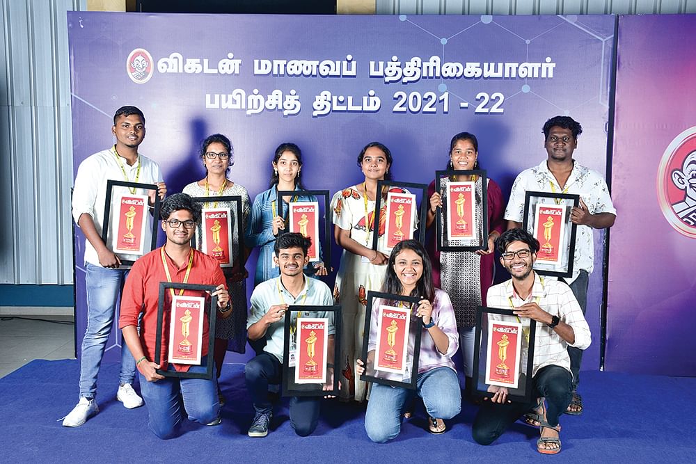 `அவுட் ஸ்டாண்டிங்’ விருது பெற்ற மாணவர்கள்