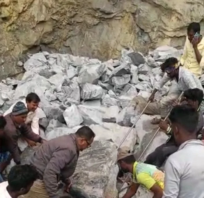 உயிரிழந்தவரை மீட்கும் மீட்புப்படையினர்.