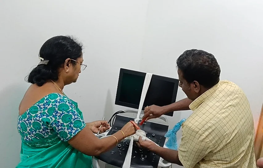 சீல் வைக்கும் அதிகாரிகள்