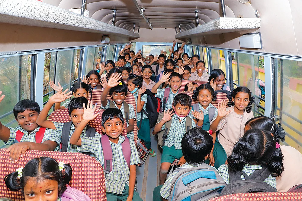 அரசுப் பள்ளியைக் காக்கும் கிராமம்!
