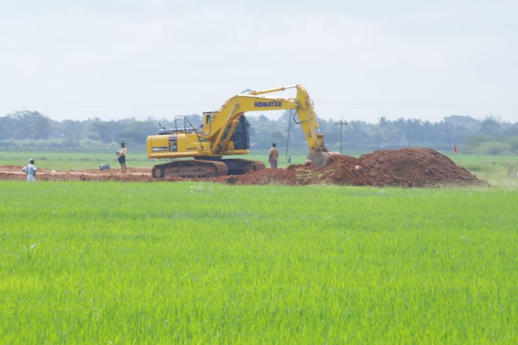 வயலுக்குள் சாலை