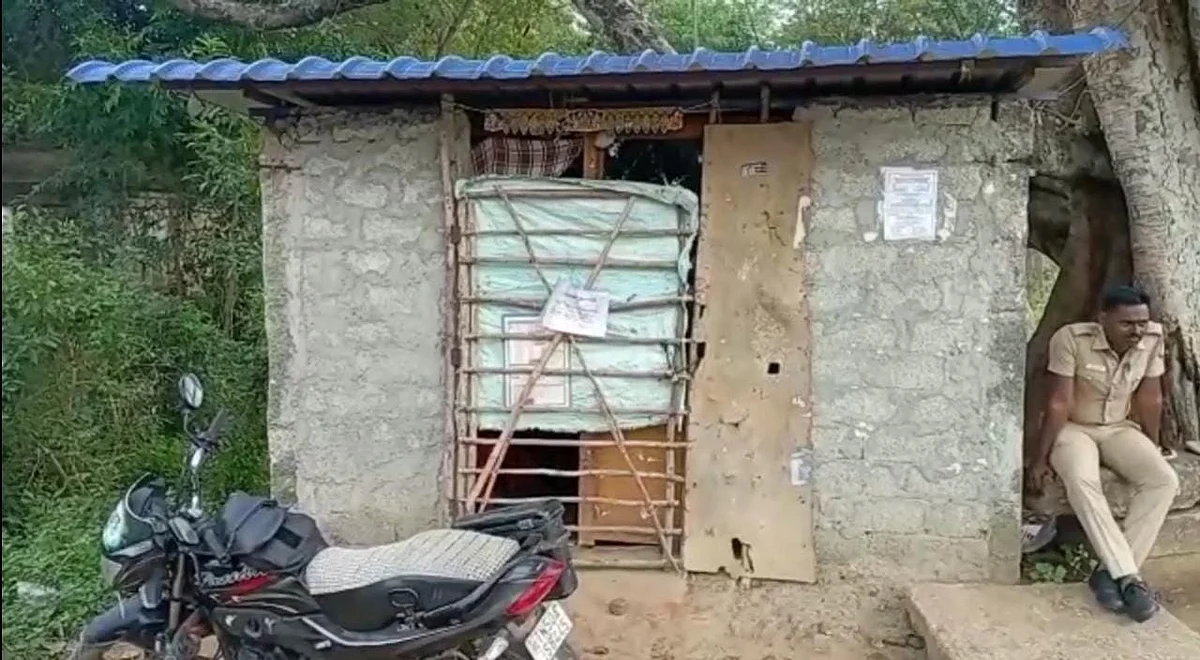 மூடப்பட்ட சலூன் கடை