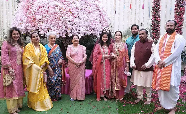 பார்ட்டியில் அம்பானி குடும்பம்