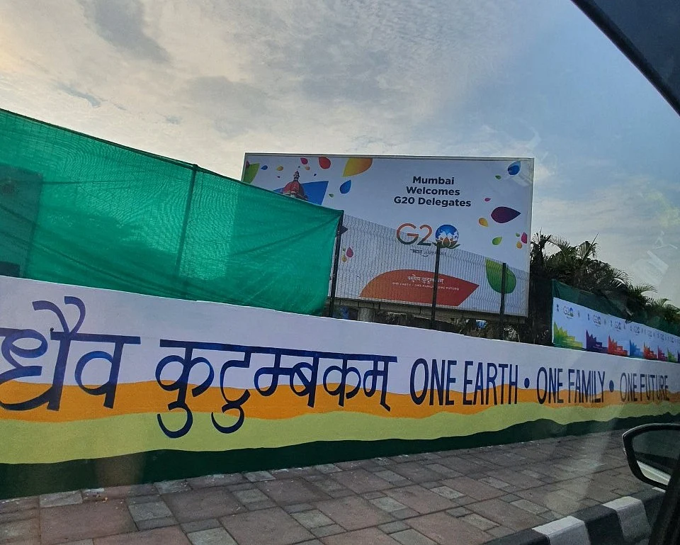 சாலையோர குடிசைகள் மூடி மறைப்பு