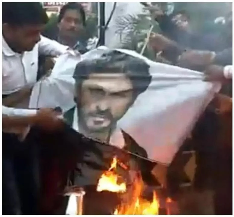 `பதான் படத்தைத் தடைசெய்ய வேண்டும்’ - ஷாருக் கான், தீபிகா படுகோன் கொடும்பாவியை எரித்து போராட்டம்