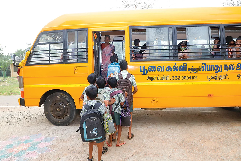 அரசுப் பள்ளியைக் காக்கும் கிராமம்!