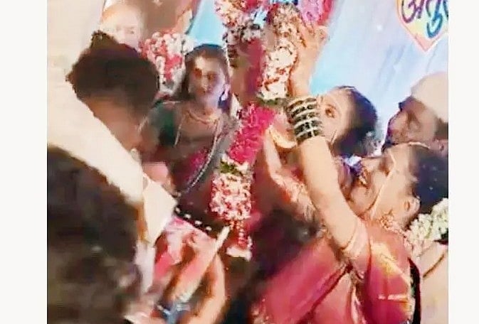 மும்பை: இரட்டை சகோதரிகளை மணந்த இளைஞர்! - போலீஸ் விசாரணைக்கு அனுமதி மறுத்த நீதிமன்றம்