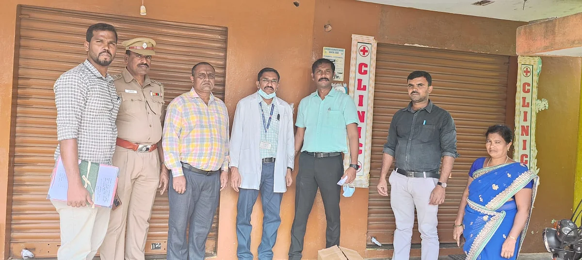 கிளினிக்கில் ஆய்வு செய்த மருத்துவமக்குழு.