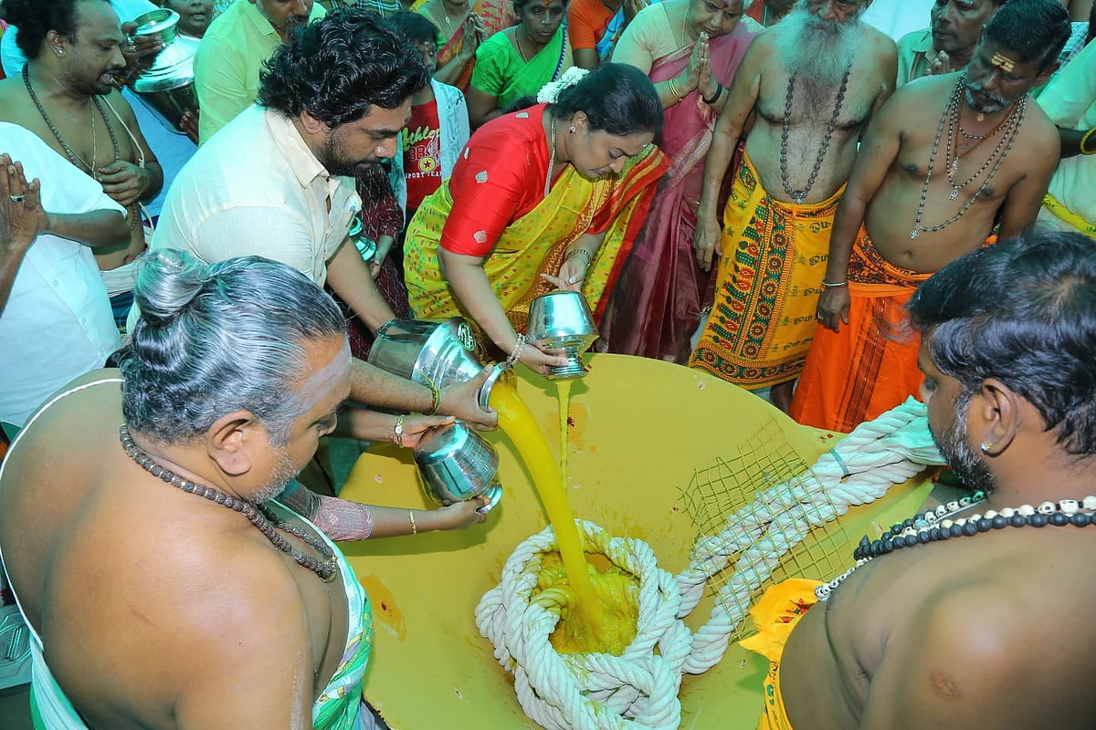 தீபம் ஏற்றுவதற்கான ஏற்பாடுகளைச் செய்யும் ஜெயபிரதீப்