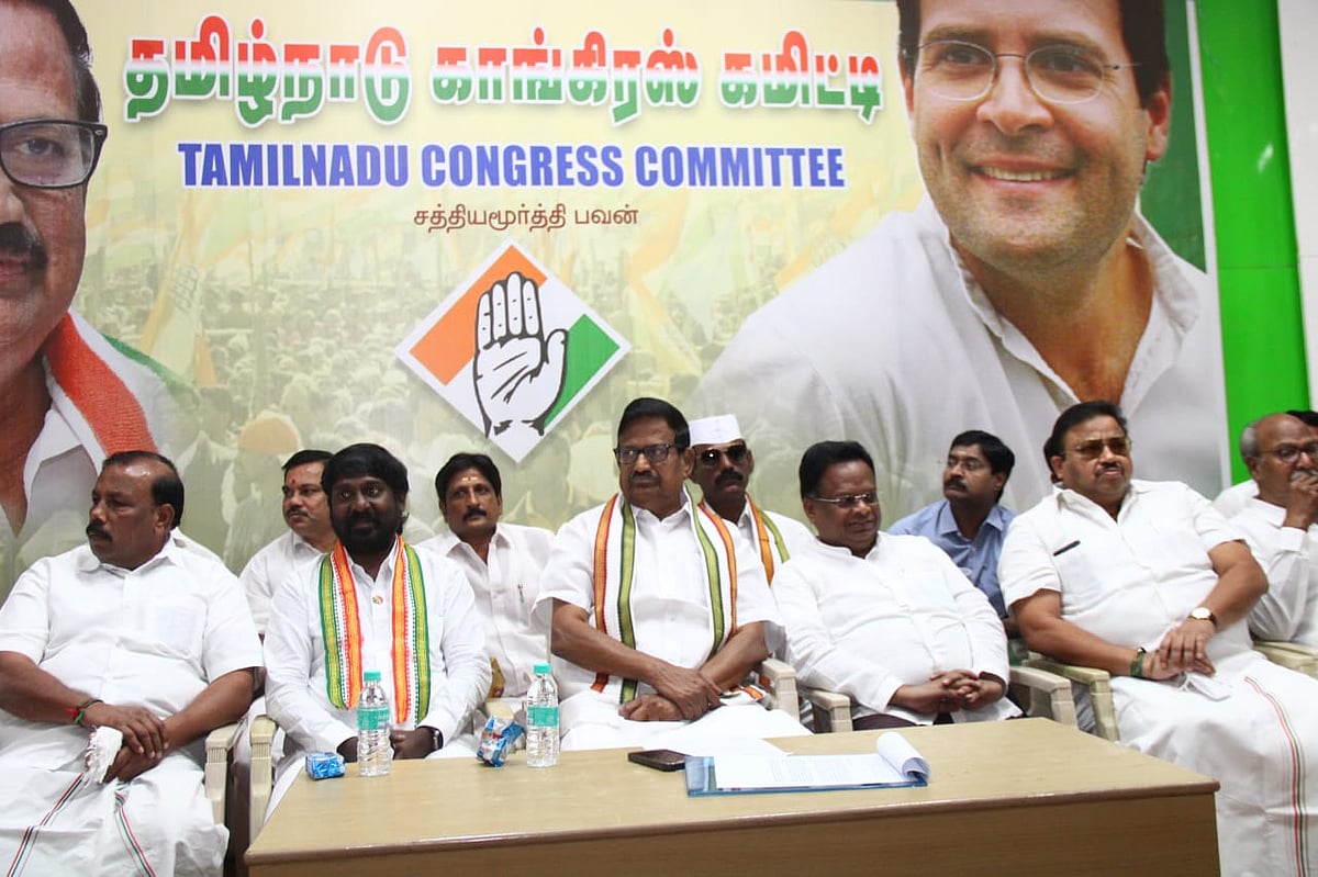 ''கையோடு கை கோர்ப்போம்'... டென்ஷன் அழகிரி' - காங்கிரஸ் மாவட்ட தலைவர்கள் கூட்டத்தில் நடந்தது என்ன?!