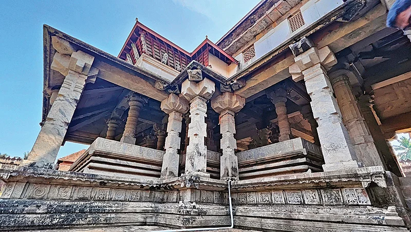 திரிபுவன திலக சூடாமணி கோயில் மண்டபங்கள்