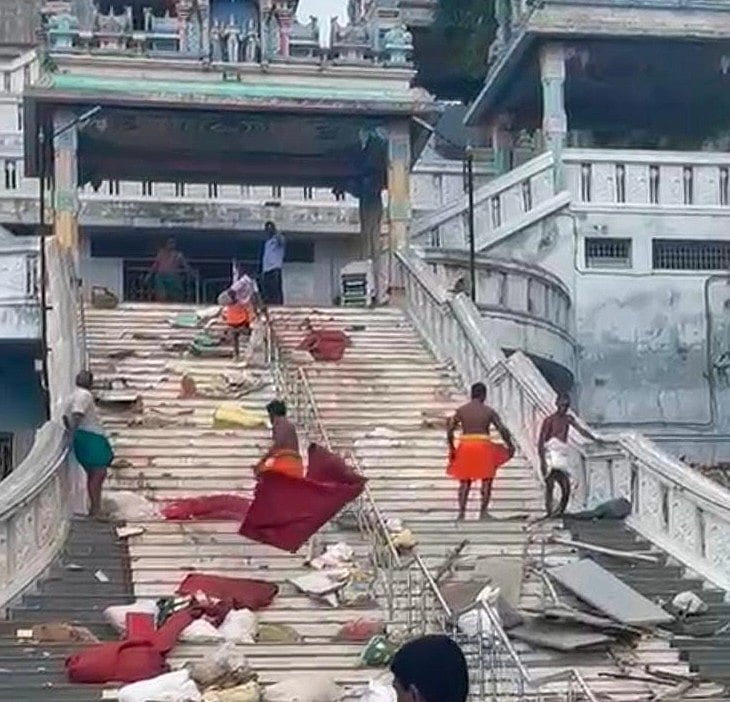 மருதமலை கோயில் படிக்கட்டுகளில் தூக்கி வீசப்பட்ட பொருள்கள்... அலட்சியமா, அரசியலா! - பின்னணி என்ன?