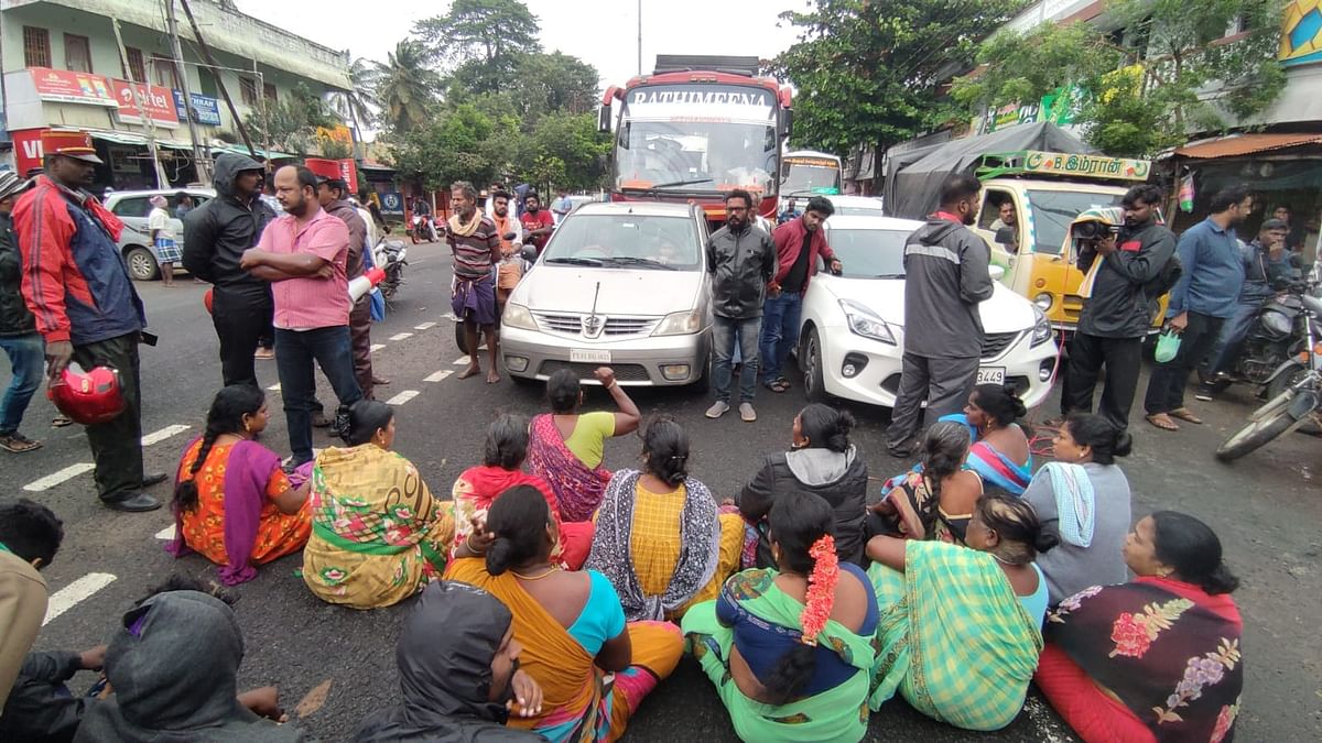 Cyclone Mandous Live: சென்னையில் மின்சாரம் தாக்கி 2 பேர் பலி; 350 மரங்கள் விழுந்துள்ளன - மரங்களை அகற்றும் பணி தீவிரம்!