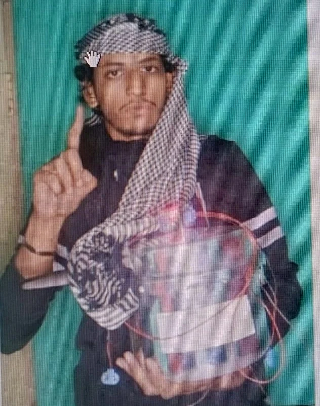 குக்கர் குண்டுடன் ஷாரிக்.