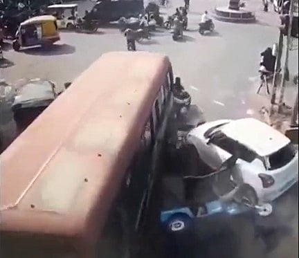 பேருந்து ஓட்டிக்கொண்டிருந்தபோதே மாரடைப்பால் உயிரிழந்த ஓட்டுநர் - விபத்தில் முதியவர் ஒருவர் பலி