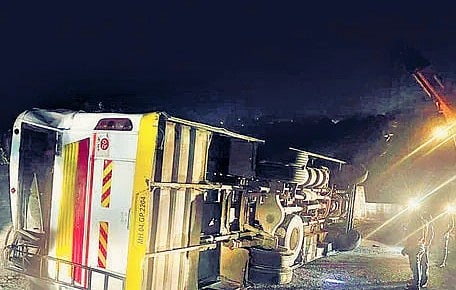 மும்பை: பிக்னிக் சென்றுவிட்டு திரும்பிய பேருந்து கவிழ்ந்து விபத்து -  2 மாணவர்கள் பலி; 48 பேர் காயம்