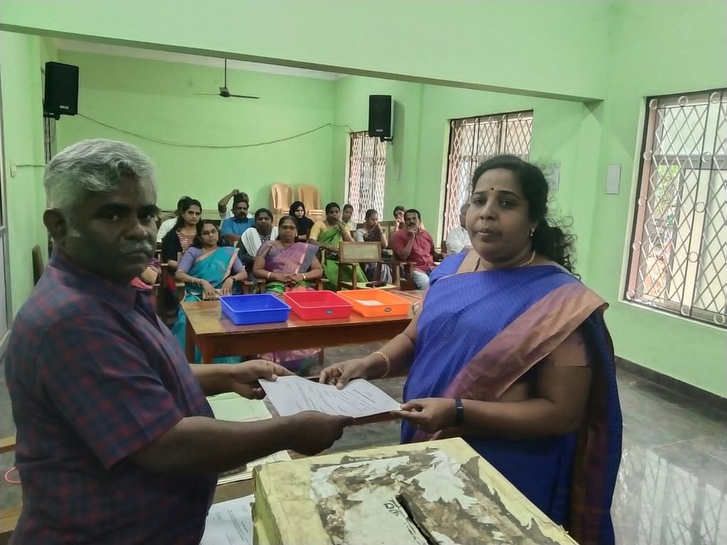 வேட்புமனு தாக்கலின்போது தி.மு.க வேட்பாளர் ஜெயசுதா