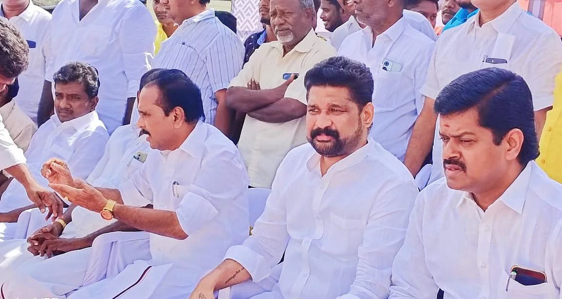 நிகழ்ச்சி மேடையில் கௌதம சிகாமணி