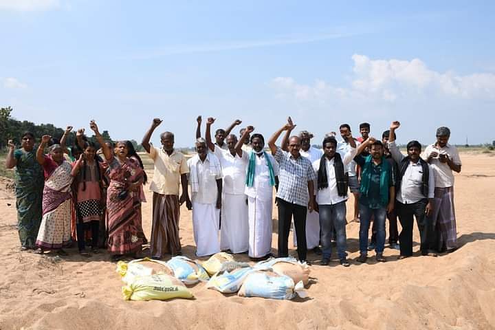 கொள்ளிடம் ஆற்றில் விவசாயிகள்