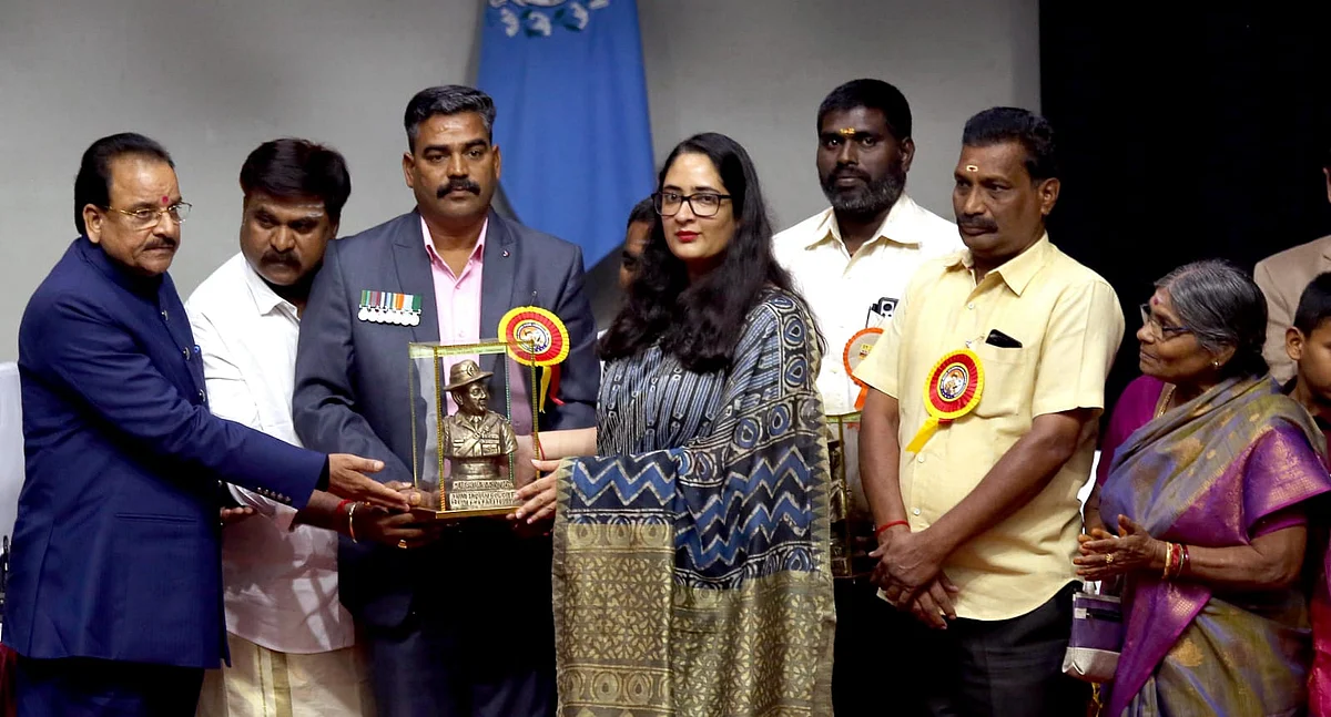 பிபின் ராவத் ஐம்பொன் சிலையை ஏற்றுக்கொண்ட இந்திய ராணுவம்