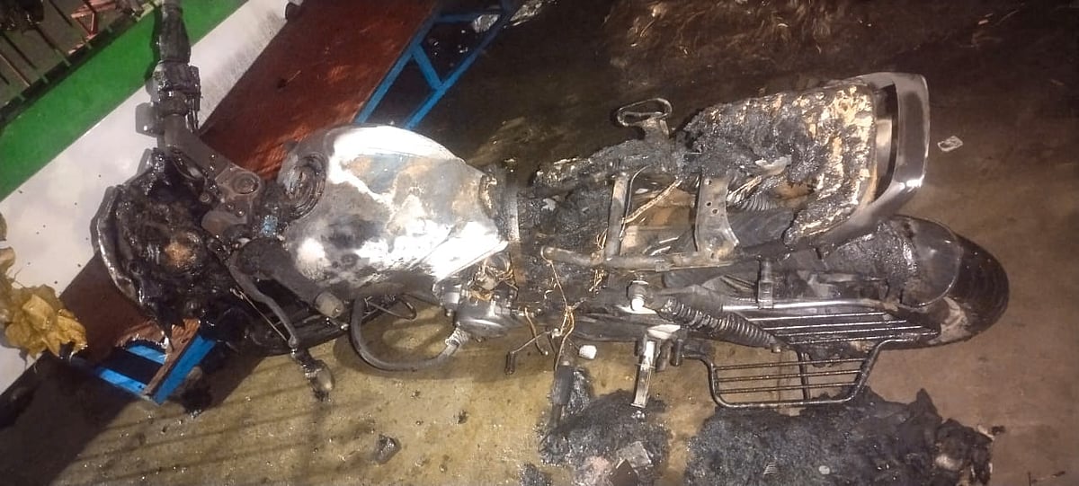 திருப்பூர்: மது போதையில் வந்ததால் வாகனம் பறிமுதல்... ஆத்திரத்தில் காவலரின் வாகனத்தை எரித்த இளைஞர்!