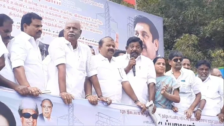 ஆர்ப்பாட்டத்தில் பேசும் ராஜமாணிக்கம்