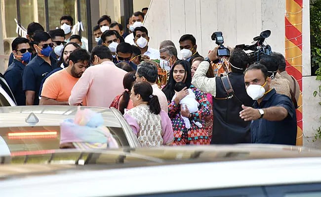 300 கிலோ தங்கம்; கவனிக்க 8 நர்ஸ்கள் இரட்டை பேரக்குழந்தைகளை வரவேற்று அம்பானி சிறப்புப் பூஜை