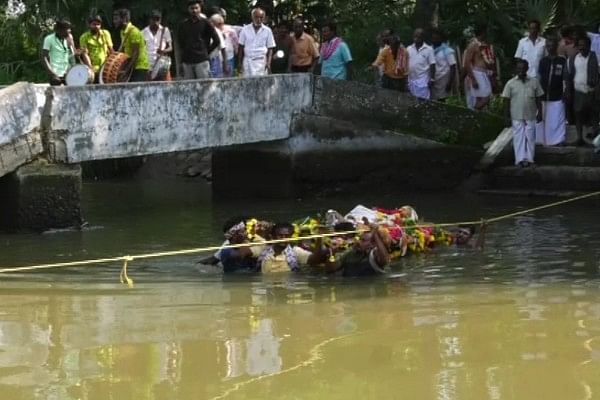 நெல்லை: கழுத்தளவு தண்ணீரில் இறந்தவர் உடலைச் சுமந்து செல்லும் உறவினர்கள்! - தொடரும் அவலம்