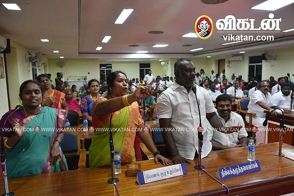 நெல்லை மாநகராட்சிக் கூட்டத்தில் ஆவேசமாகப் பேசும் கவுன்சிலர்கள்