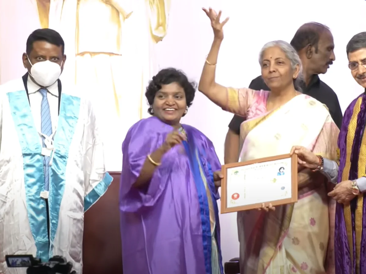 ``உன் பொண்டாட்டி மதிக்க மாட்டாள்னு சொல்லியும் என் கணவர் பின்வாங்கலை!" - 12 பட்டங்கள் பெற்ற நீலா