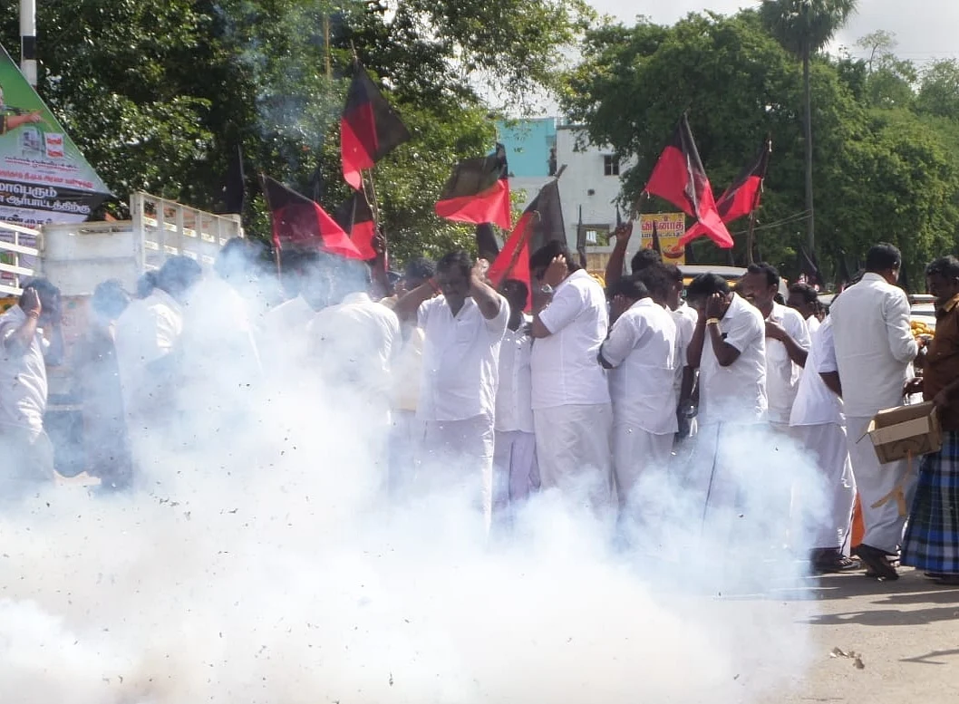பட்டாசு வெடித்த திமுக-வினர்