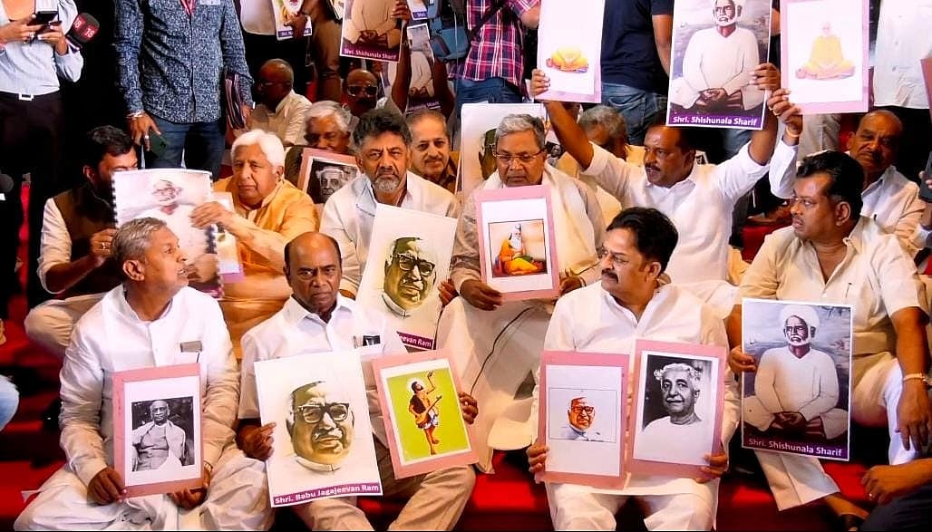 கர்நாடகா: சட்டப்பேரவைக்குள் சாவர்க்கர் படம்; காங்கிரஸ் ஆர்ப்பாட்டம் - தலைவர்களிடையே வார்த்தைப்போர்!