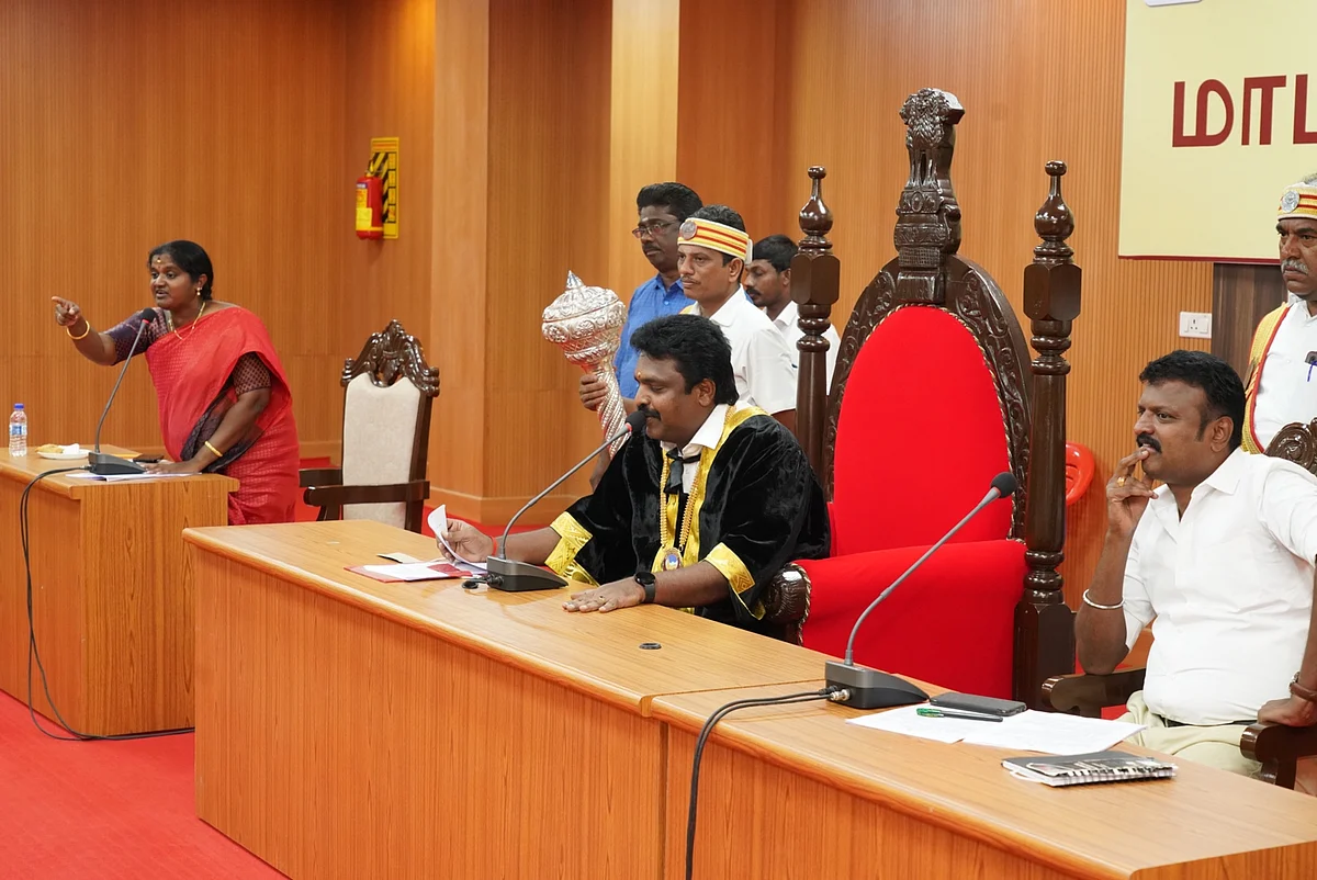 தஞ்சாவூர்
மாநகராட்சி கூட்டத்தில் தி.மு.க மேயர் இராமநாதன்