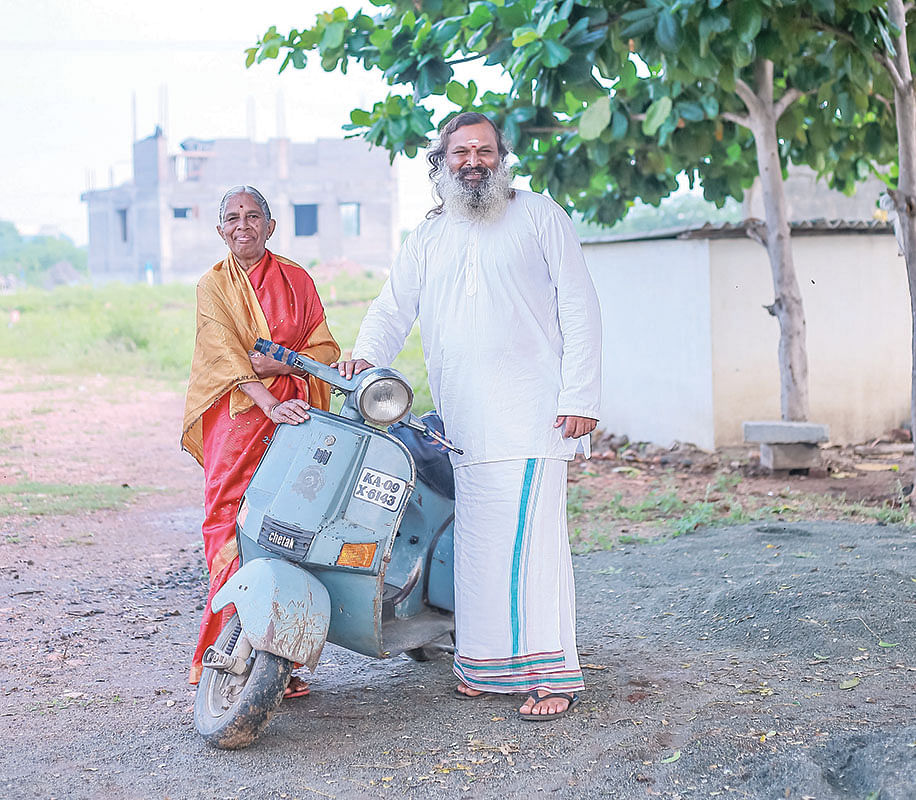 பஜாஜ் ஸ்கூட்டரில்… பில்லியன் சீட்டில் அம்மாவுடன்…
இந்தியாவின் கடைசிக் கிராமம் வரை!