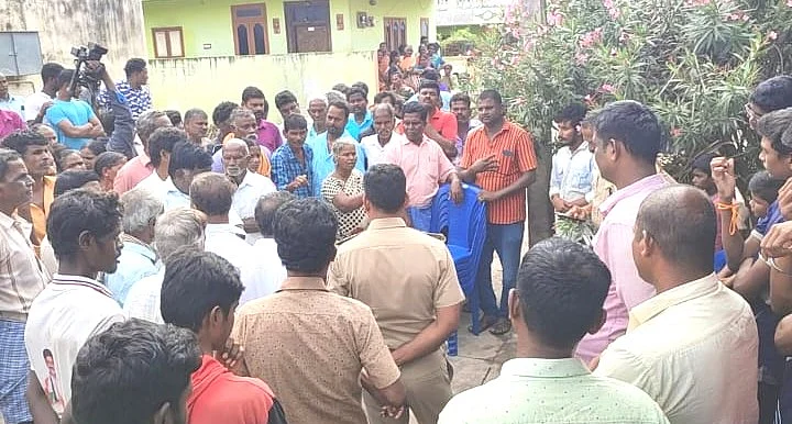 போலீஸாரிடம் வாக்குவாதம் செய்த உறவினர்கள்