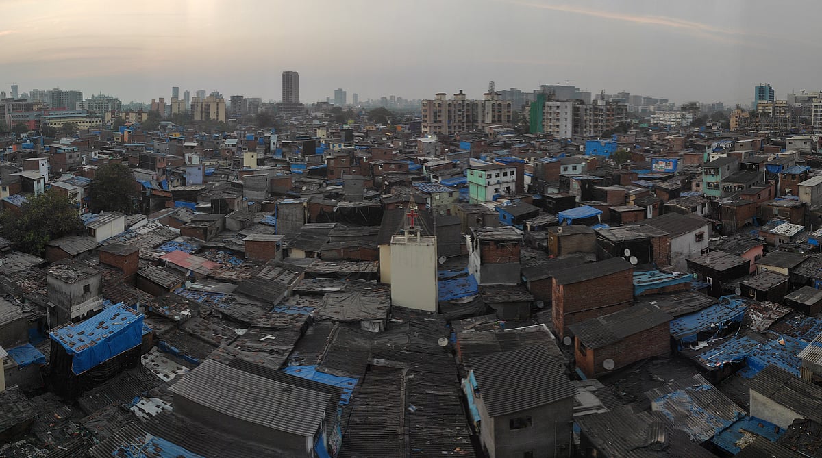 தாராவி குடிசை மேம்பாட்டுத் திட்டம்: `இலவச வீடு பெற தகுதியில்லாதவர்களுக்கும் வீடு’ - பட்னாவிஸ் உறுதி