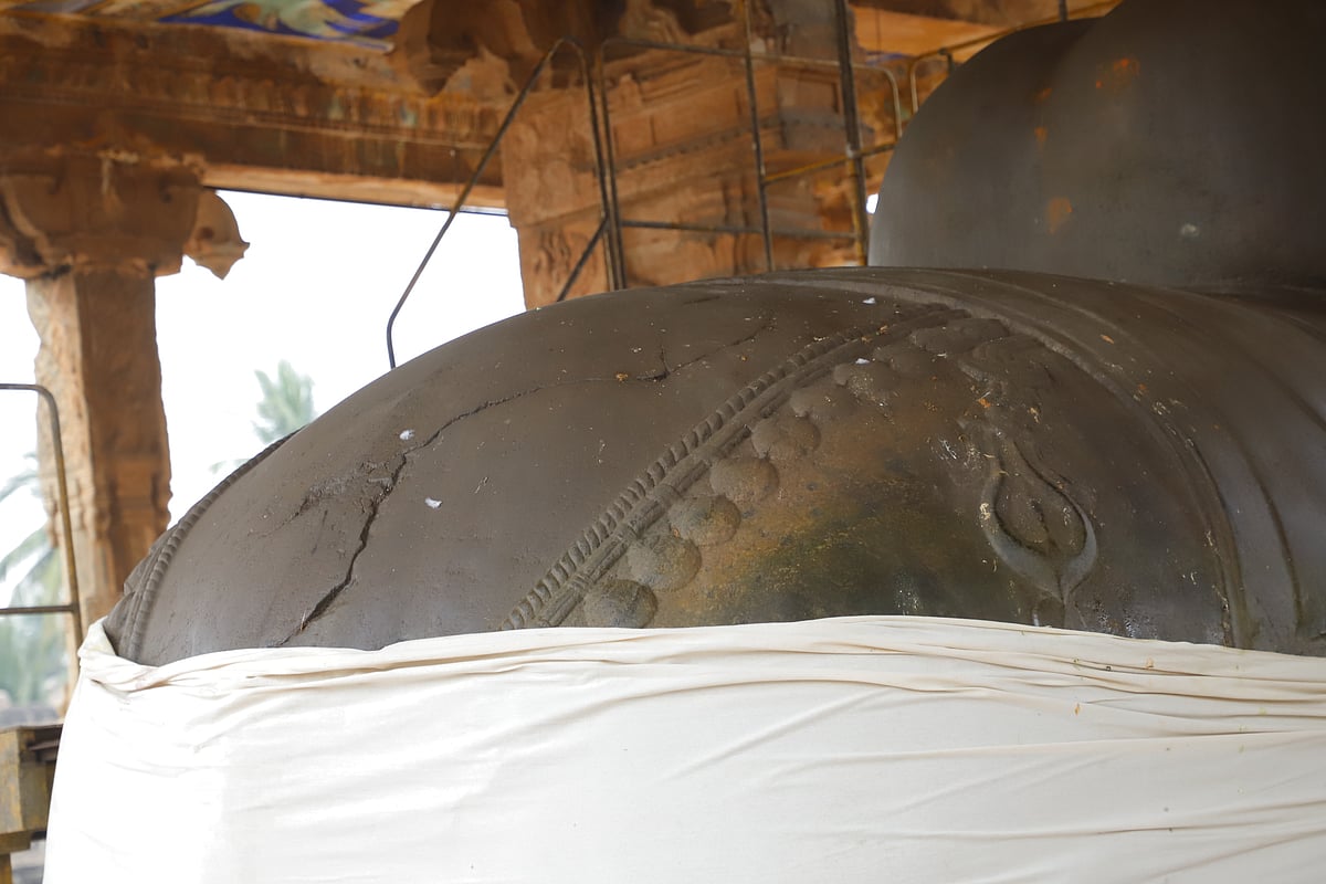 தஞ்சாவூர் பெரிய கோயில் மகா  நந்தி சிலை மீது விரிசல் - அதிகாரிகள் சொல்வதென்ன?!