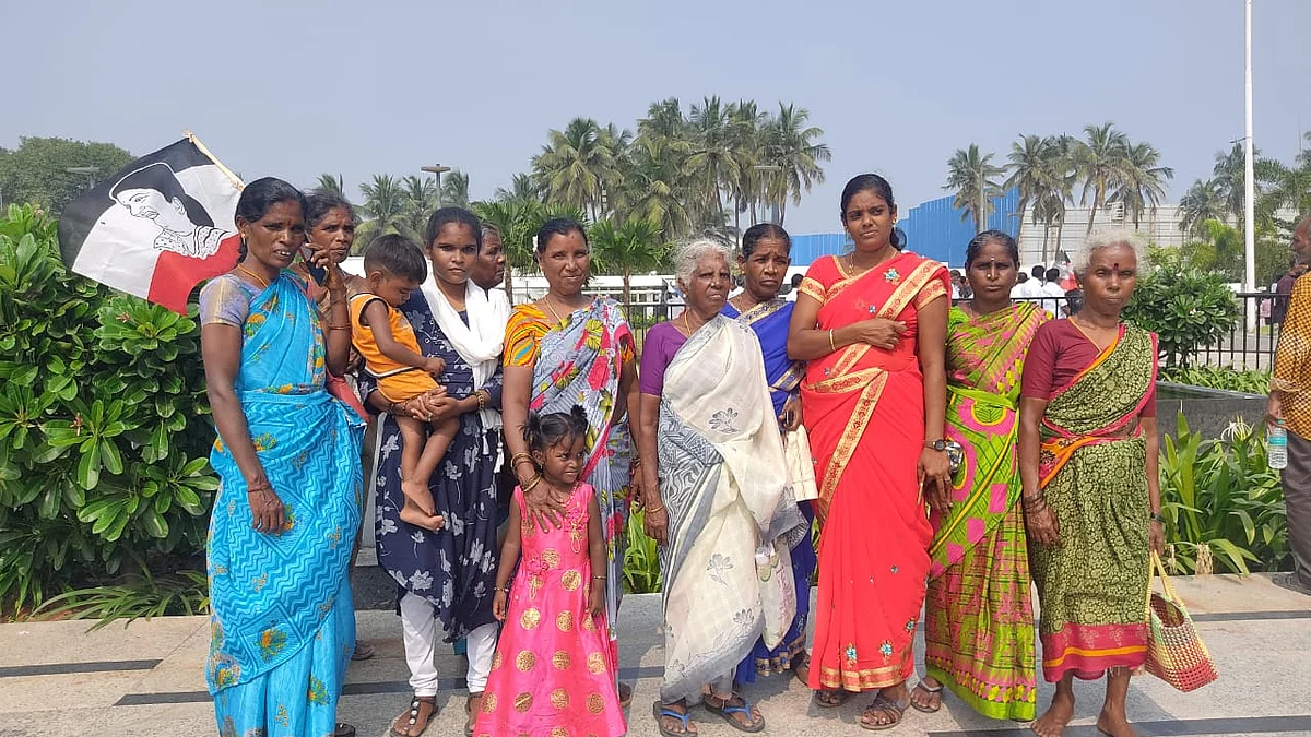`இப்ப இருக்குற தலைவர்லாம் தெரியாது; ஆனா ஓட்டு இரட்டை இலைக்குத்தான்!’- ஜெயலலிதா நினைவிடம் Spot Visit