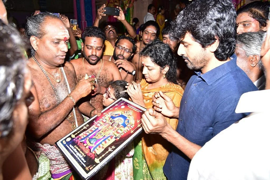 திருக்கடையூரில் சிவகார்த்திகேயன் குடும்பத்துடன் தரிசனம்