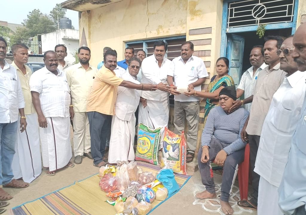 அரிசி, மளிகைப் பொருள்கள் வழங்கிய தி.மு.க நிர்வாகிகள்