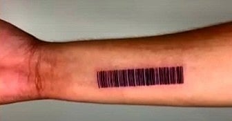 `ஒரு நியாயம் வேணாமா': அடிக்கடி போன் எடுப்பதை தவிர்க்க, பார்கோடை கையில் டாட்டூ போட்ட இளைஞர்!