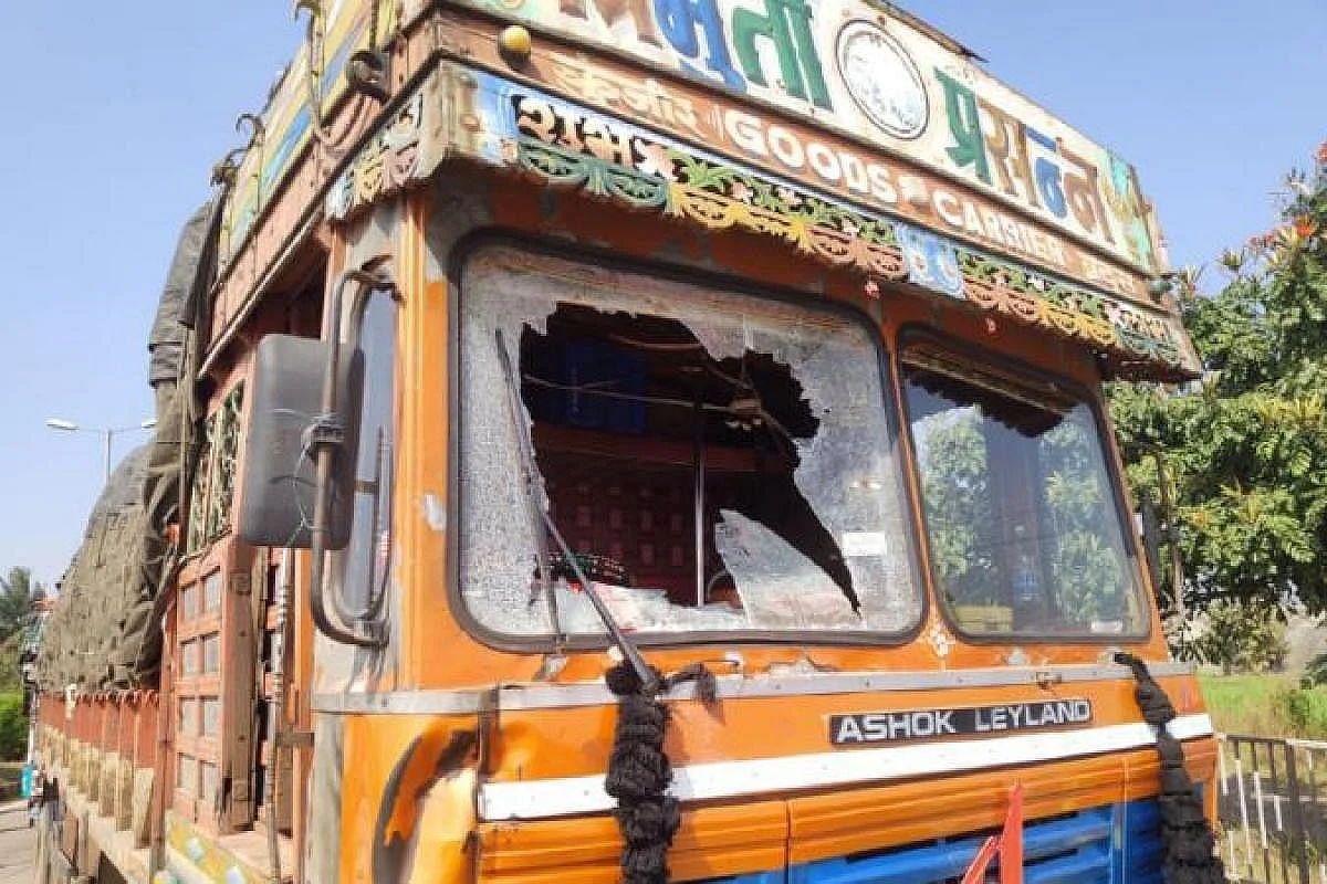 லாரி கண்ணாடி உடைப்பு.