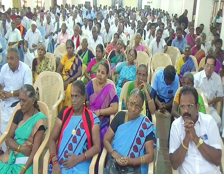 கூட்டத்தினர்