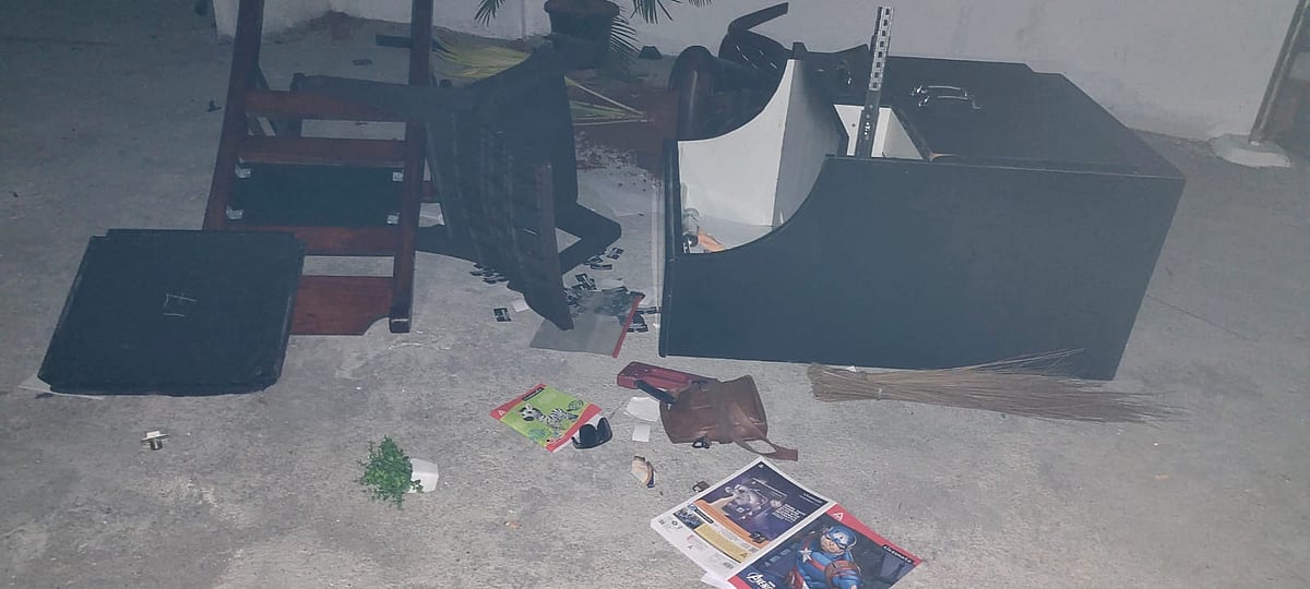 புதுச்சேரி: அடித்து நொறுக்கப்பட்ட மதுக்கடை... முன்னாள் அதிமுக எம்.எல்.ஏ மீது 7 பிரிவுகளில் வழக்கு