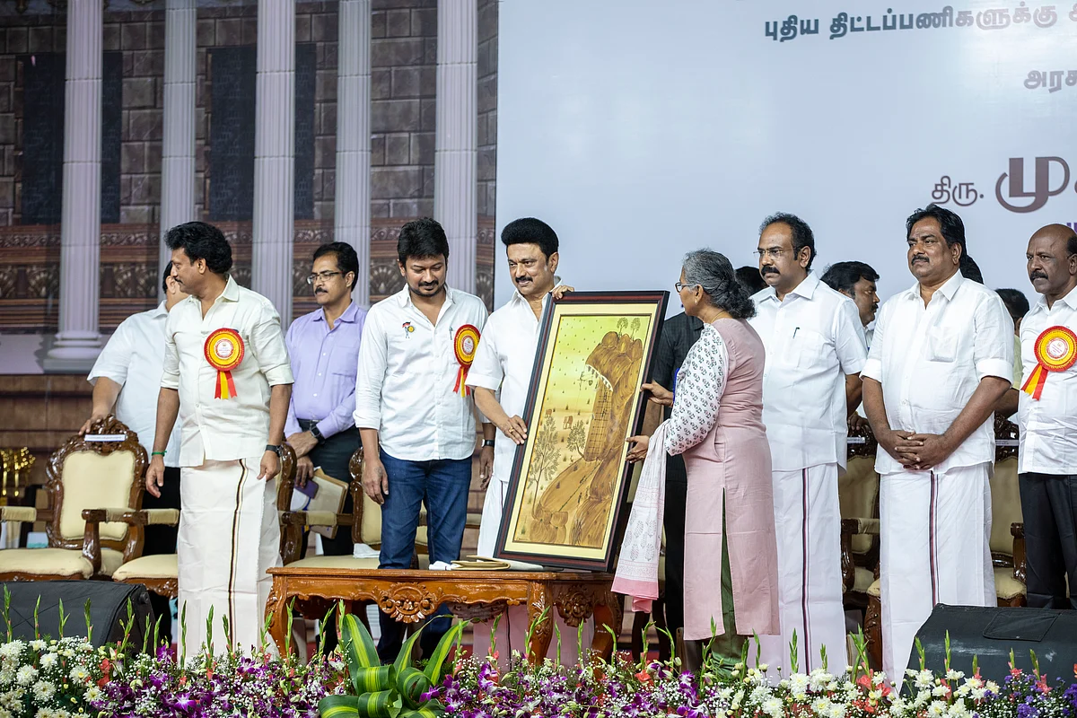 விழா மேடையில் முதல்வர்