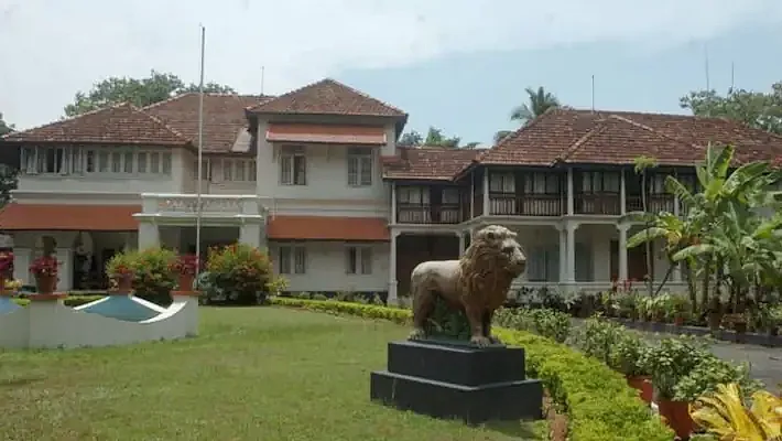 துப்பாக்கி வெடித்த முதல்வர் பினராயி விஜயனின் கிளிப் ஹவுஸ்
